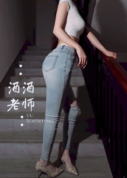 欧美丝绒吊带连衣裙_BD英语手机在线观看